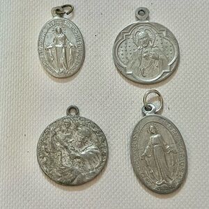 VTG Set Or 4 Medals Pendant Catholic Virgin Mary  Jesus Christ #11